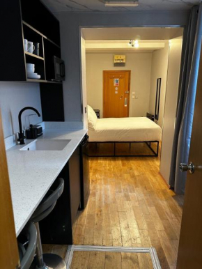 FB1-Spacious Basement Studio Flat fits 2- Near Hyde Park